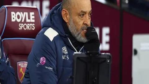 奥格斯堡强势逆袭，德甲激战一触即发：圣保利能否止住连败颓势？7胜5负对决，悬念重重！