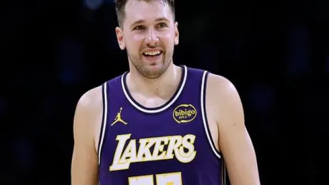 欧冠激战！切尔西女足与巴塞罗那对决因停电中断五分钟，悬念再起！